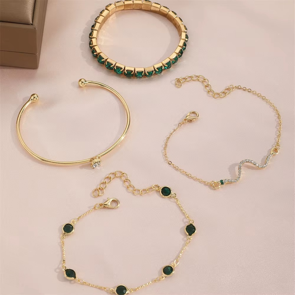 4-piece bracelet set with emerald crystal and gold